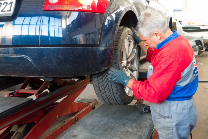 ecommerce-LA GAUDE-min_auto_repair_repair_lift_auto_mechanic_work_clothes_master_professional_man_of_the_fold-685629