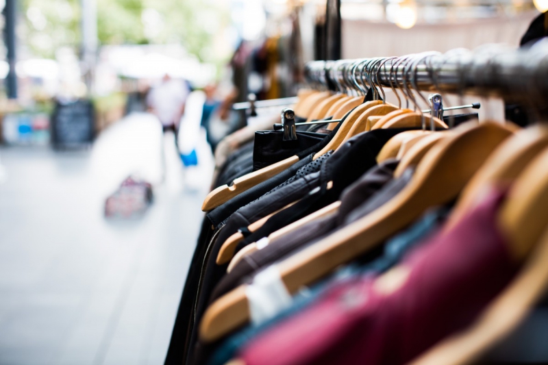 ecommerce-LA GAUDE-min_blur_close_up_focus_hanger_jacket_market_people_rack-1176303