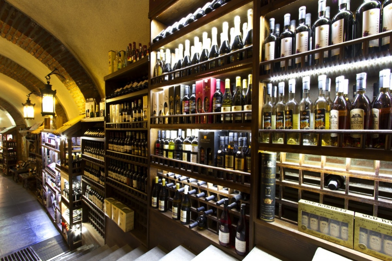 ecommerce-LA GAUDE-min_world_street_travel_shop_canon_georgia_wine_bottles-429767